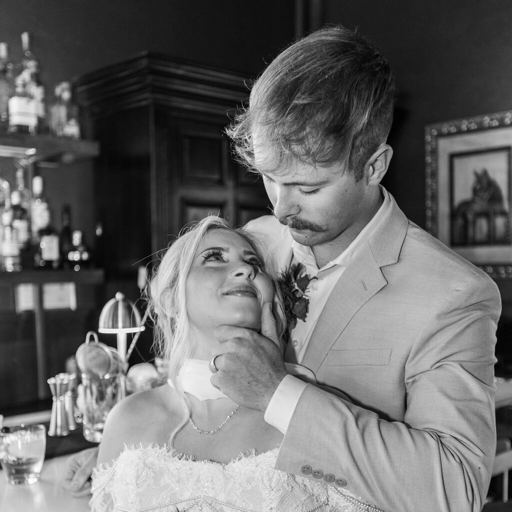 Couple leaning in for kiss at bar